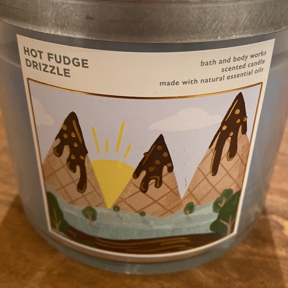 Bath and body works hot fudge drizzle 3 wick candle - Picture 2 of 4
